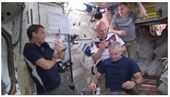 世界杯德国大战美国 宇航员空间站内赌球剃光头