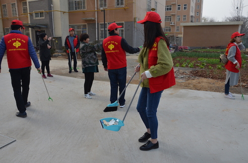 志愿者们在社区打扫卫生