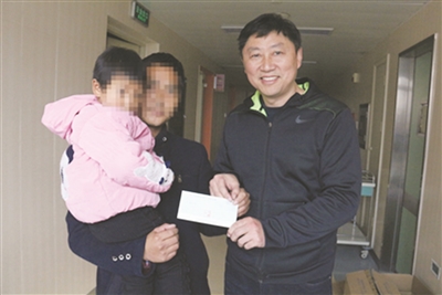 患病的贫困儿童吴轩远的家人接受南京体彩的爱心善款捐赠