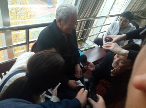 参加家风活动的老人杨本海