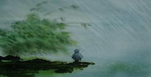 一个穿着青箬笠绿蓑衣的人站在河边钓鱼