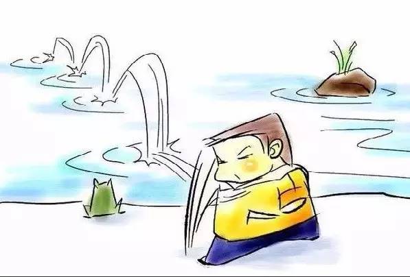 小男孩在河边用石子打水漂