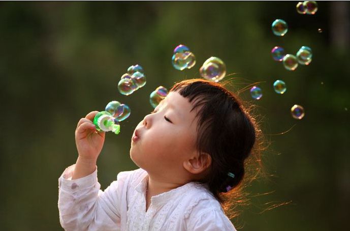 小孩子吹泡泡，一口气吹出许多泡泡