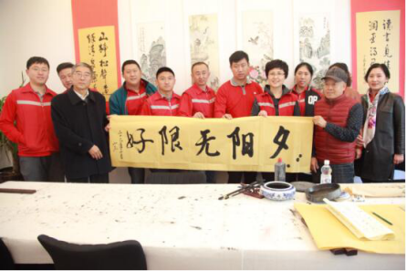 福彩志愿者与老人们一起开展了别开生面的文艺联欢