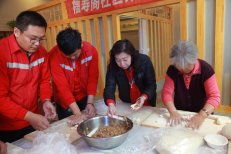 工作人员还和老人们展开了包饺子擂台赛