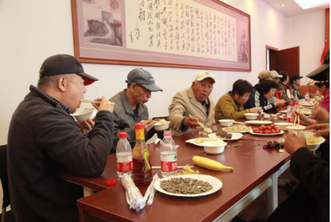 热气腾腾的饺子端上了餐桌