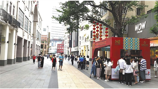 广东广州北京路步行街“顶呱刮”销售亭换新颜