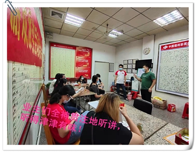 中心主任引导，业主们认认真真地听讲