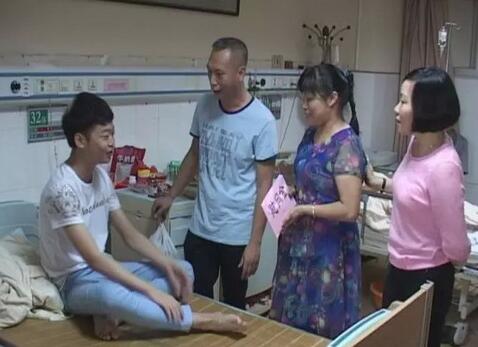 将慰问金送到病患手上
