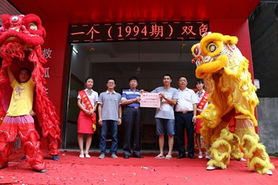 中奖彩民在投注站前合影