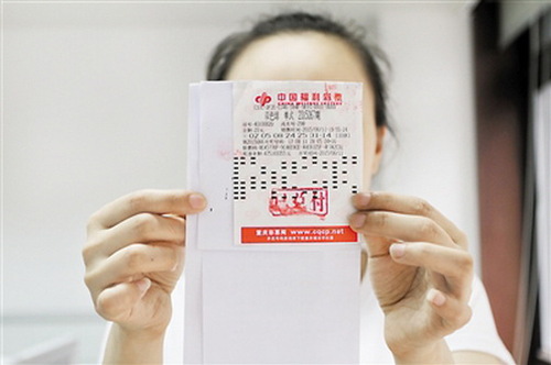 重庆下岗工人幸运中得双色球大奖6415万元