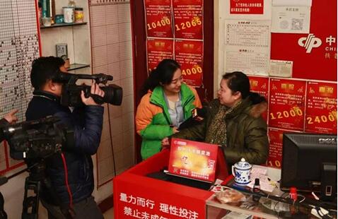 幸运彩站销售员接受媒体采访 幸运彩站销售员接受媒体采访