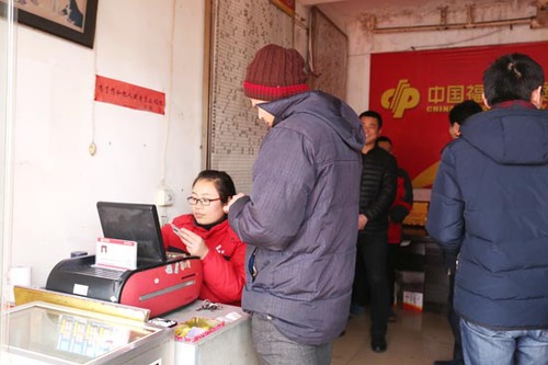 大奖引得彩友纷纷进站沾喜气 大奖引得彩友纷纷进站沾喜气