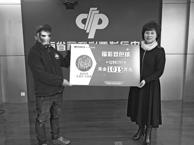 河南省福彩中心副主任李广云(右)为中奖者颁奖 河南省福彩中心副主任李广云(右)为中奖者颁奖