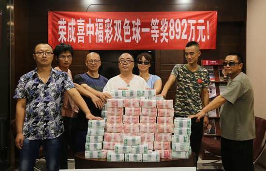 壕气！892万双色球得主露脸银行抱现金回家