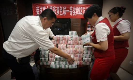 双色球大奖得主获大批现今 双色球大奖得主获大批现今