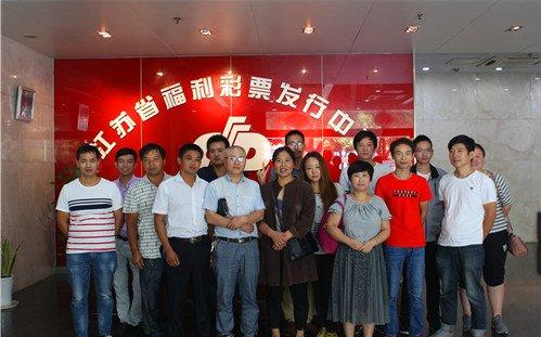 中奖彩民亲友团15人合影 中奖彩民亲友团15人合影