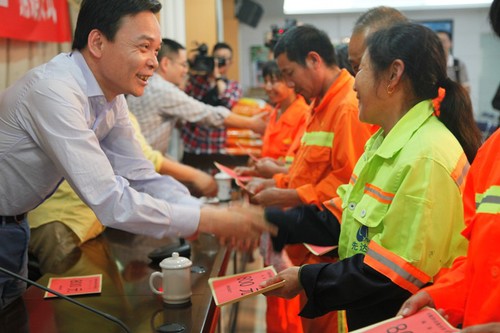 五一前夕 福建福彩为环卫工人送关爱