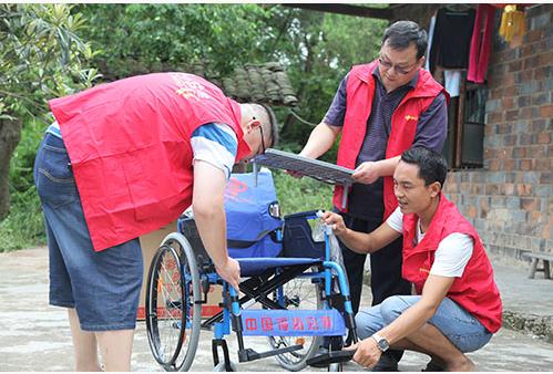 湖南福彩志愿者为半失能老人组装轮椅
