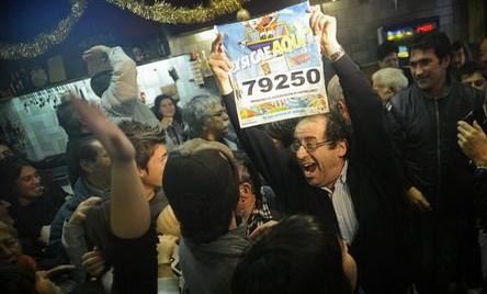 西班牙市民庆祝大胖子彩票开奖