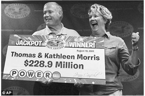 莫里斯夫妇领取了他们刚刚中得的2.29亿美元(约合14.6亿人民币)强力球巨奖