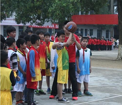 篮球组的孩子们在学习投篮技巧