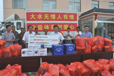 泰州市体育局 体彩中心慰问大水受灾群众