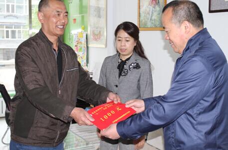 齐齐哈尔市民政局副局长刘丽萍、福彩中心主任呼金生看望劳模魏连