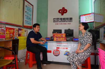 为福彩投注站送去凉茶