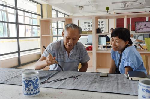 采访居家养老服务中心老人