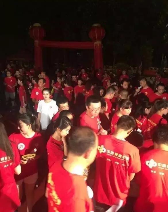 人山人海的活动现场