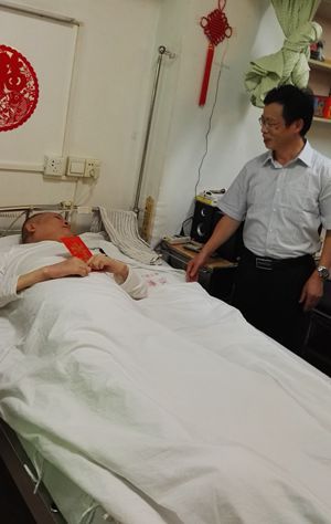 省福彩中心行政总监朱学山看望荣誉军人