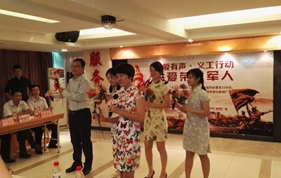 义工队在表演