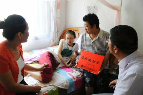 福彩救助巨结肠女孩 祝愿她早日重返校园