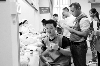 为义工和体彩销售人员抽血体检