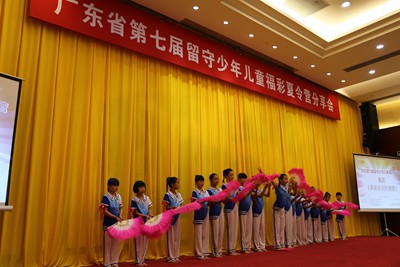 营员们分享会上表演
