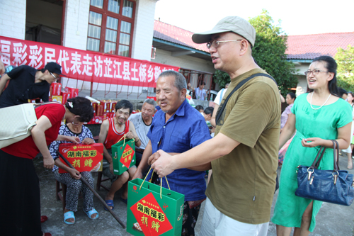 2016乐善福彩共同见证爱心彩民给老人赠送爱心物资