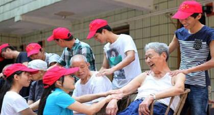受助大学生志愿者走进敬老院