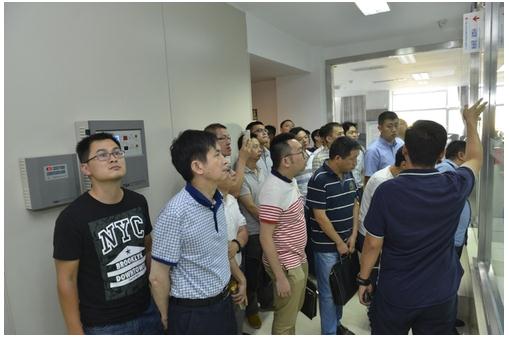 学员们参观内蒙古自治区福彩中心的数据机房