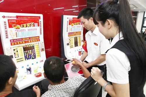 孤儿大学生热忱为彩民服务