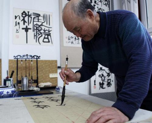 老人的书法爱好