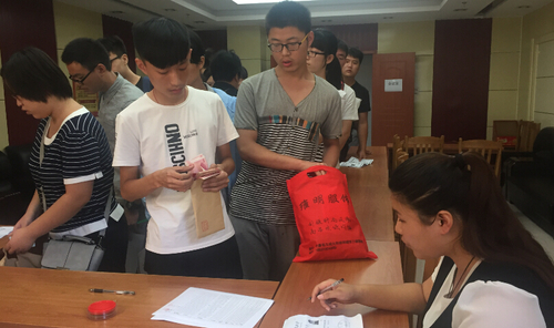 学子收到福彩助学金