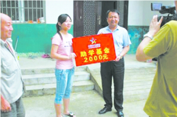 伸出援手 河南漯河体彩中心助寒门学子圆大学梦