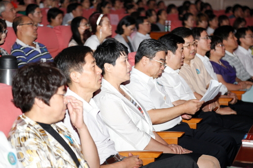 副市长孙文魁，市民政局党组书记、局长曲孝丽及局党组成员出席活动