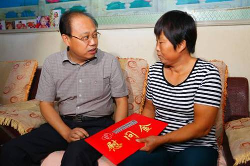 山东省福彩爱心抚慰因救人溺亡19岁少年英雄家庭