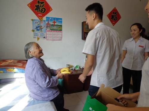 看望敬老院的老人