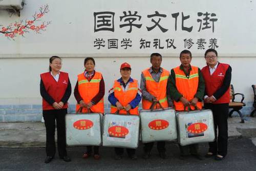 清洁工送棉被