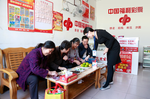 福利彩票投注站里彩民在进行投注