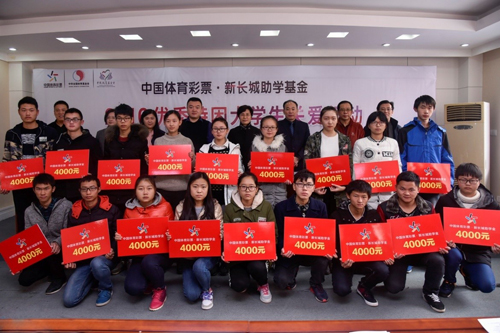 优秀贫困大学生每年将获得2000元的资助，连续资助两年