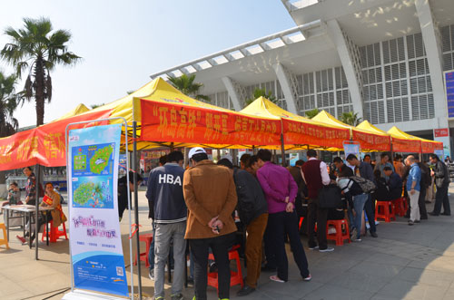 参加海南“环岛高铁”主题即开型体育彩票上市仪式的彩民们